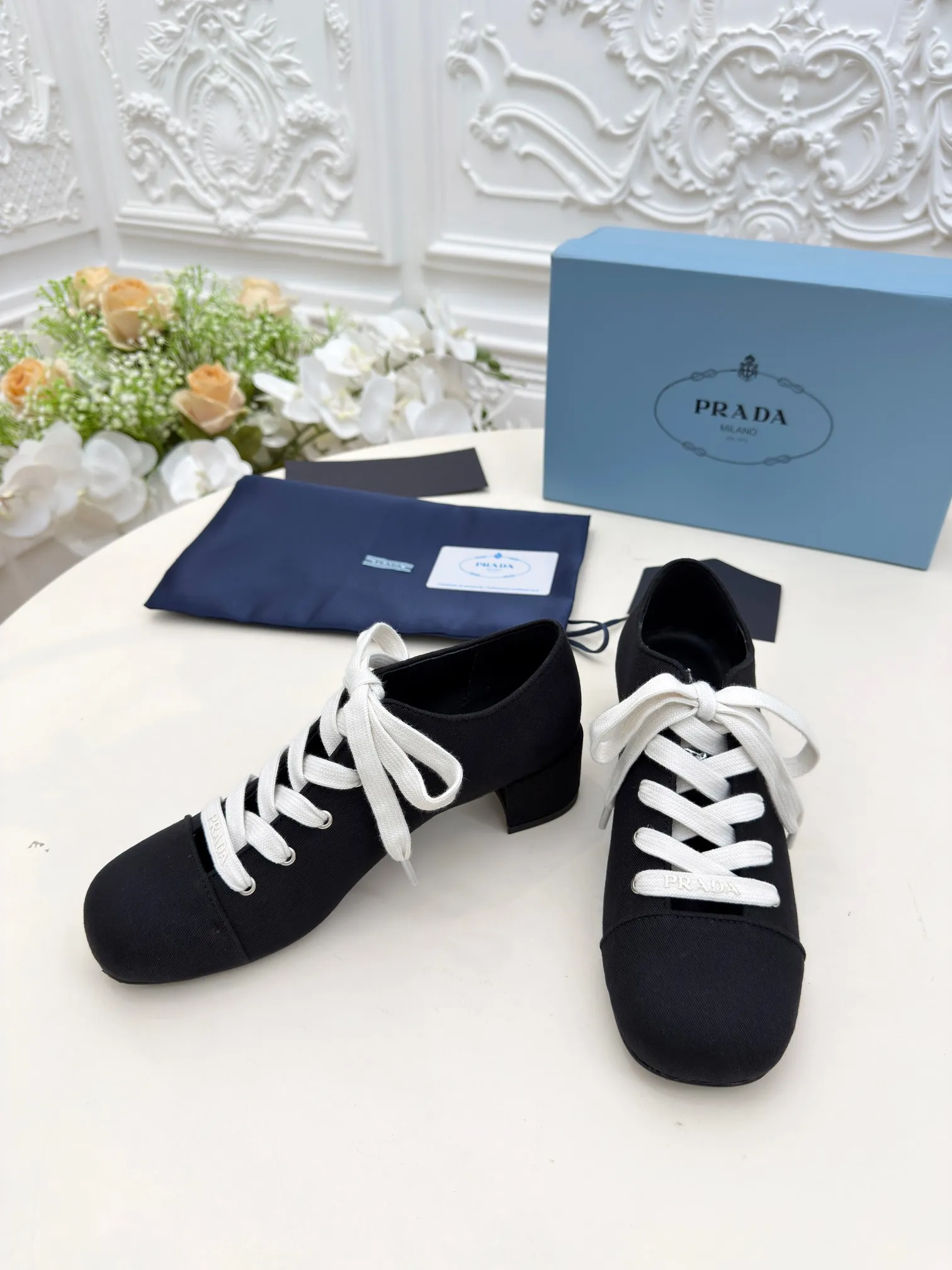 👟👟Ex-factory price 560👟👟 PRADA ²⁰²5𝐬𝐬Prada’s new spring and summer products, the strength of Mary Jane shoes is coming. Prada Glow limited-time store is a very shiny item 2025S super hot series hot product, major Internet celebrities Qiao Xin, Cheng Xiao, Liu Lingzi have the same round-toe triangle buckle (Mary Jane shoes)! Fashionable and versatile nice items, beauties from all walks of life have stood firm, exclusive new releases! Sisters who like to wear high heels but are afraid of getting tired, take a look, the square thick heels definitely make your steps light, your feet are 100% not tired, and you can get on your feet steadily and easily! 🥰The triangular logo has the same concave and convex feel as the original, and the square thick heel is matched with the original Italian leather outsole. Heel height 5.5cm Size: 35-40 (41 customized)